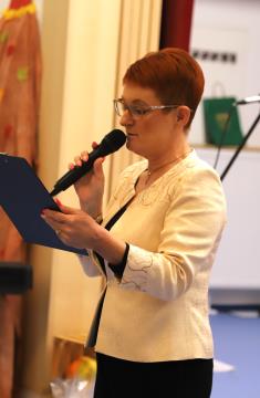 ON OŠ ŠMP  Ravnateljica Vesna Lešnik  vsa srečna z učenci vrtičani in občani Šmartnega  Foto Jože Miklavc  IMG_3821